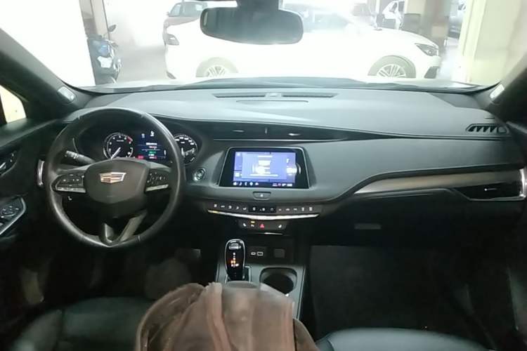 Used Cadillac XT4 2021 28T Two-Wheel Drive Leading Version Center Console