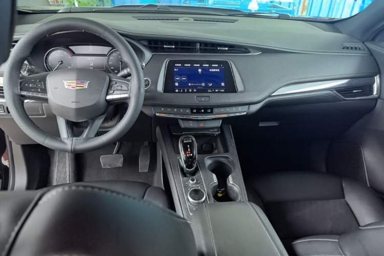 Used Cadillac XT4 2021 28T Two-Wheel Drive Tech Edition Center Console