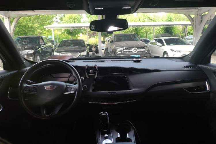 Used Cadillac XT4 2021 28T Two-Wheel Drive Leading Version Center Console