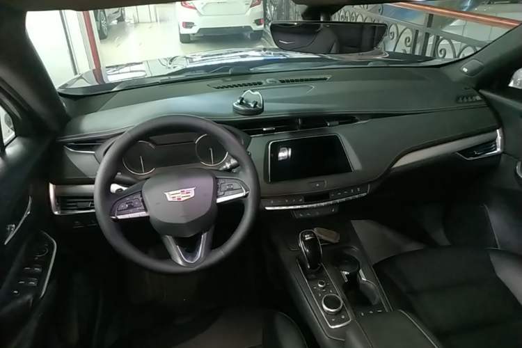 Used Cadillac XT4 2021 28T Two-Wheel Drive Leading Version Center Console