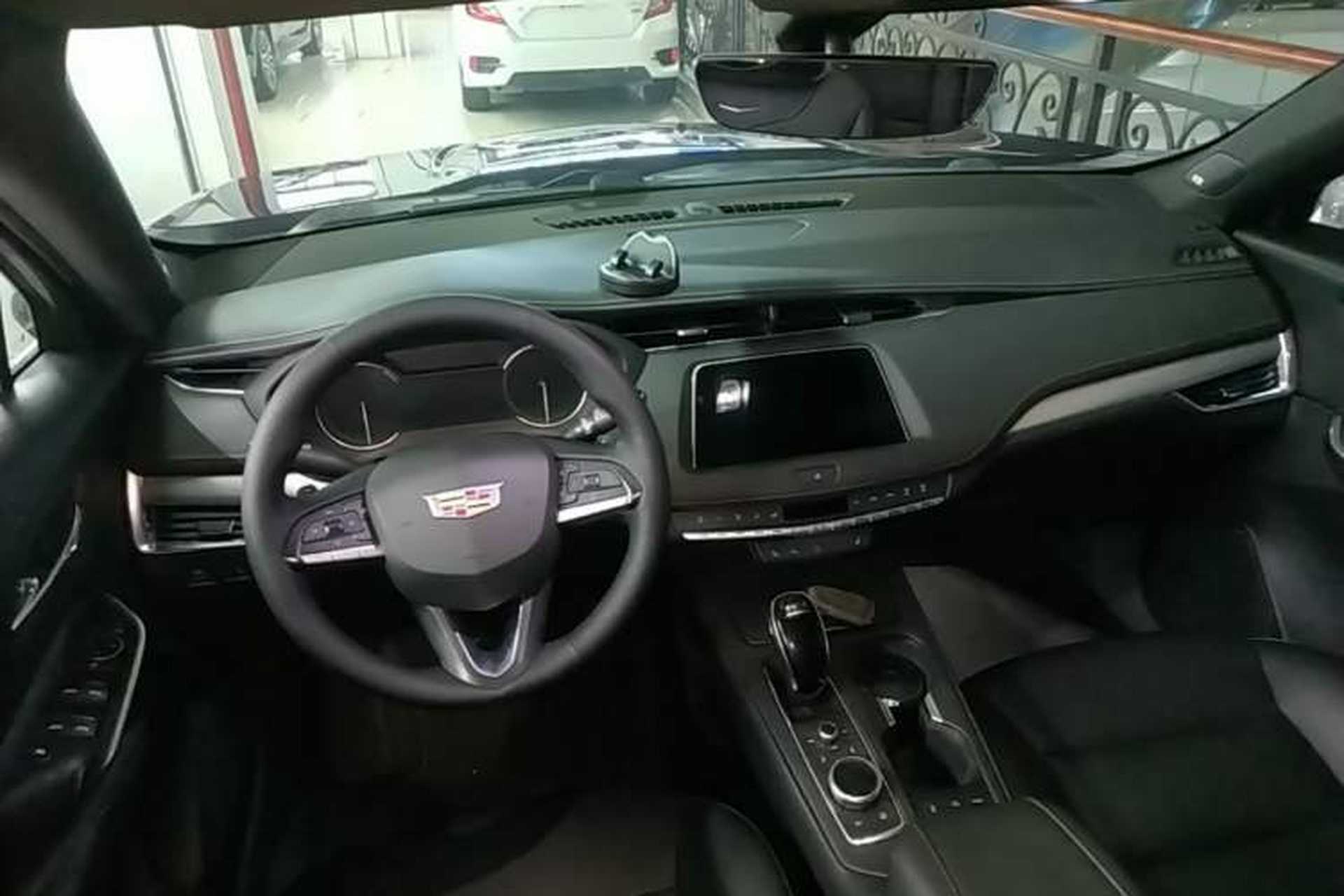 Used Cadillac XT4 2021 28T Two-Wheel Drive Leading Version Center Console