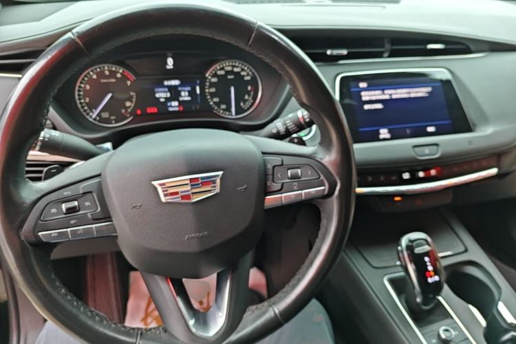 Used Cadillac XT4 2021 28T Two-Wheel Drive Tech Edition Center Console