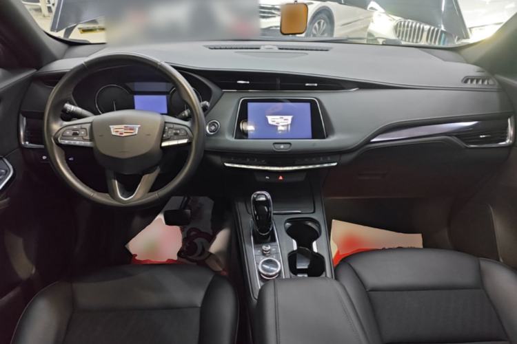 Used Cadillac XT4 2021 28T Two-Wheel Drive Tech Edition Center Console