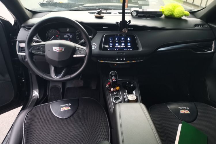 Used Cadillac XT4 2021 28T Two-Wheel Drive Tech Edition Center Console