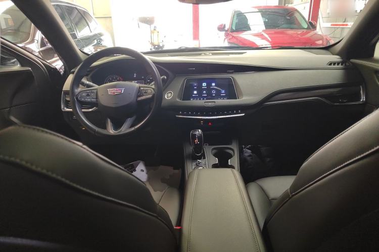Used Cadillac XT4 2021 28T Two-Wheel Drive Tech Edition Center Console