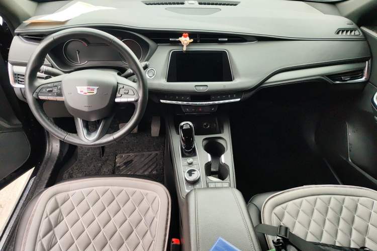 Used Cadillac XT4 2021 28T Two-Wheel Drive Luxury Version Center Console