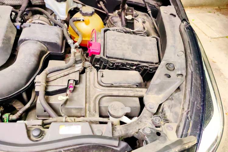 Used Cadillac XT4 2021 28T Two-Wheel Drive Leading Version Engine Bay Left