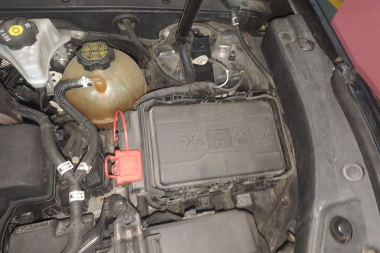 Used Cadillac XT4 2021 28T Two-Wheel Drive Tech Edition Engine Bay Left