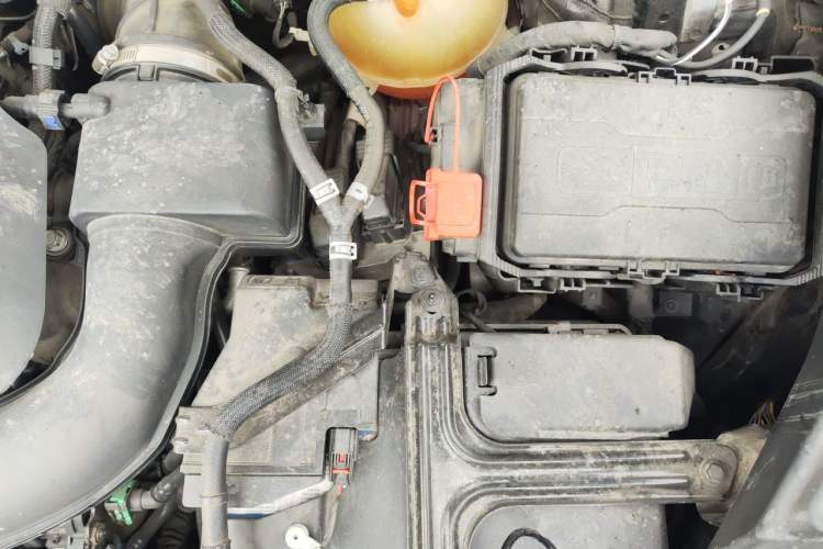 Used Cadillac XT4 2021 28T Two-Wheel Drive Luxury Version Engine Bay Left