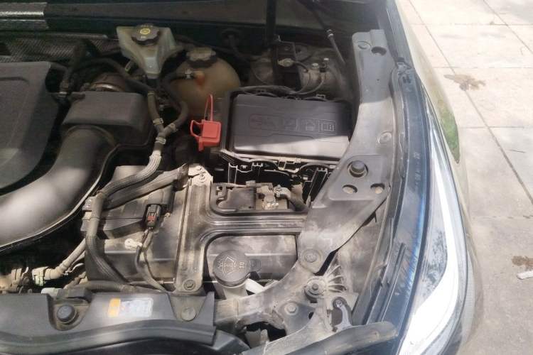 Used Cadillac XT4 2021 28T Two-Wheel Drive Luxury Version Engine Bay Left