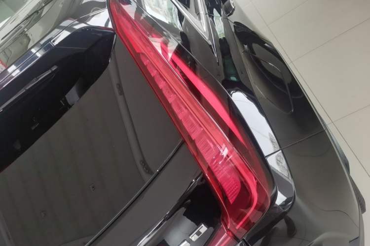 Used Cadillac XT4 2021 28T Two-Wheel Drive Leading Version Exterior 3
