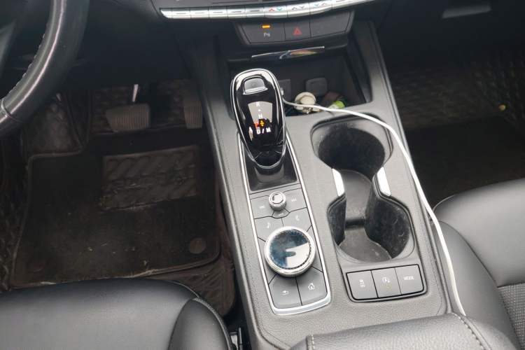 Used Cadillac XT4 2021 28T Two-Wheel Drive Tech Edition Gear Lever