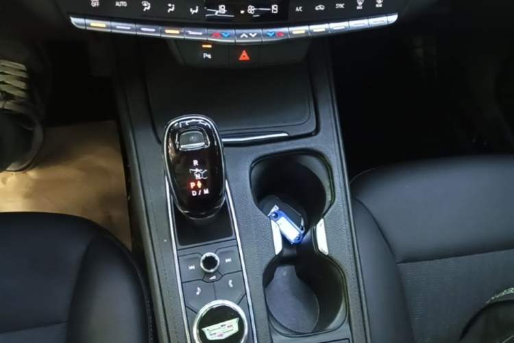 Used Cadillac XT4 2021 28T Two-Wheel Drive Tech Edition Gear Lever