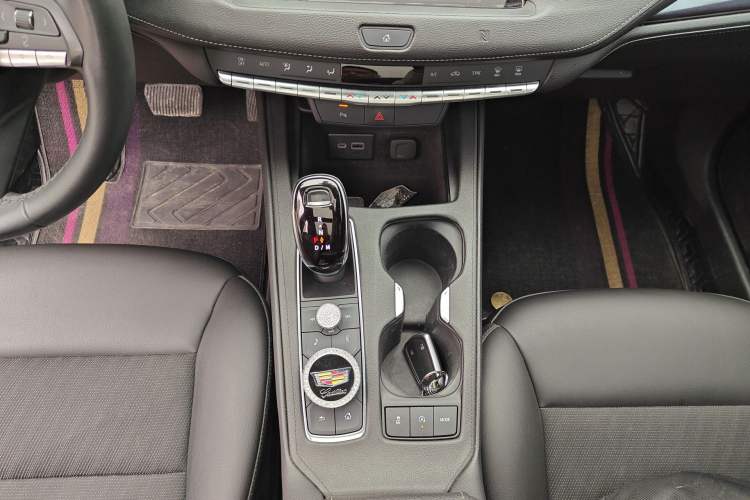 Used Cadillac XT4 2021 28T Two-Wheel Drive Tech Edition Gear Lever
