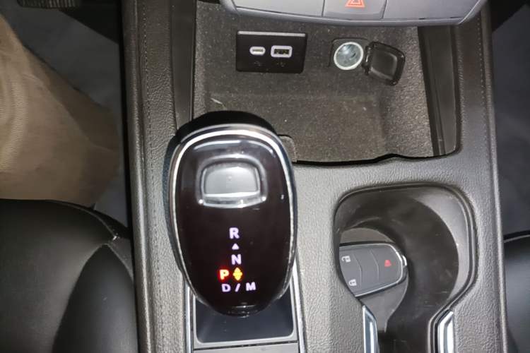 Used Cadillac XT4 2021 28T Two-Wheel Drive Tech Edition Gear Lever