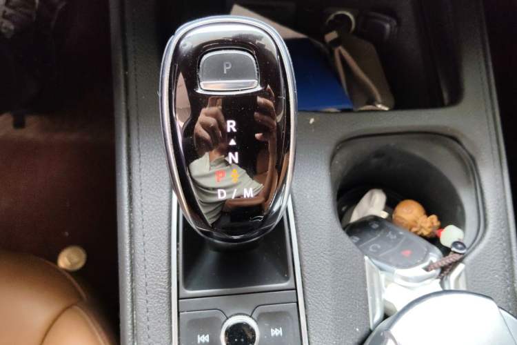 Used Cadillac XT4 2021 28T Four-Wheel Drive Platinum Edition Gear Lever
