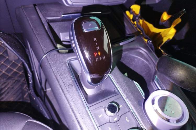 Used Cadillac XT4 2021 28T Two-Wheel Drive Tech Edition Gear Lever