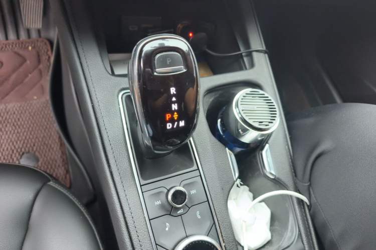 Used Cadillac XT4 2021 28T Two-Wheel Drive Tech Edition Gear Lever