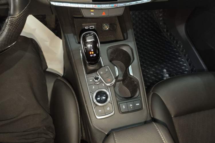 Used Cadillac XT4 2021 28T Two-Wheel Drive Tech Edition Gear Lever