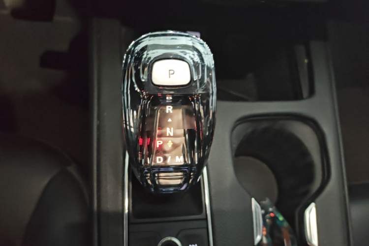 Used Cadillac XT4 2021 28T Two-Wheel Drive Tech Edition Gear Lever