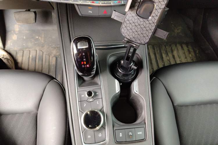 Used Cadillac XT4 2021 28T Two-Wheel Drive Tech Edition Gear Lever