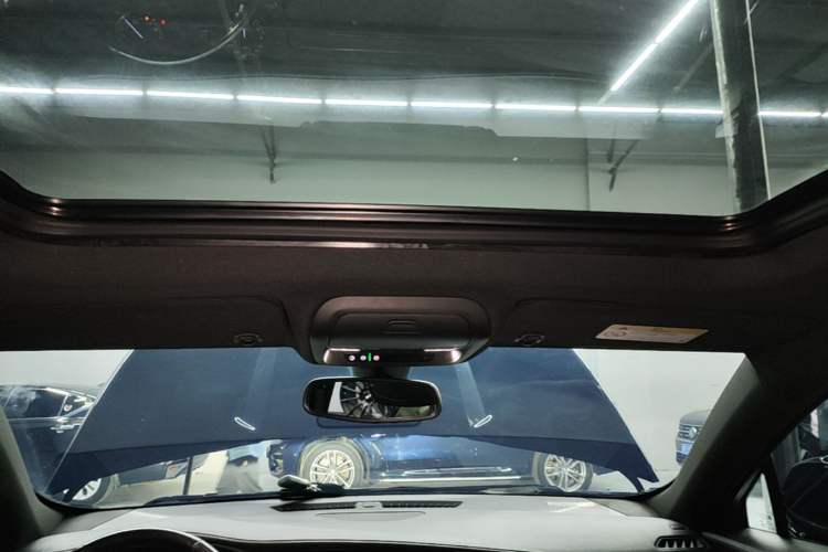 Used Cadillac XT4 2021 28T Two-Wheel Drive Luxury Version Headliner