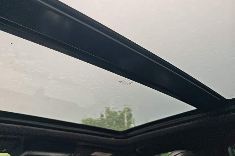 Used Cadillac XT4 2021 28T Two-Wheel Drive Luxury Version Headliner