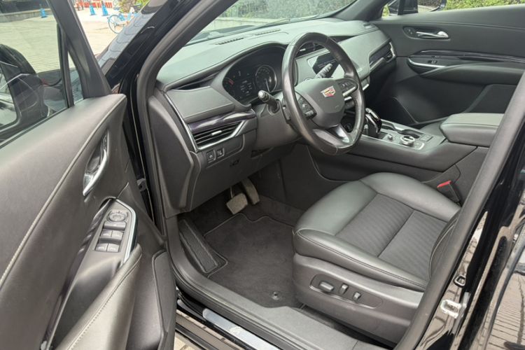 Used Cadillac XT4 2021 28T Two-Wheel Drive Tech Edition Interior 10