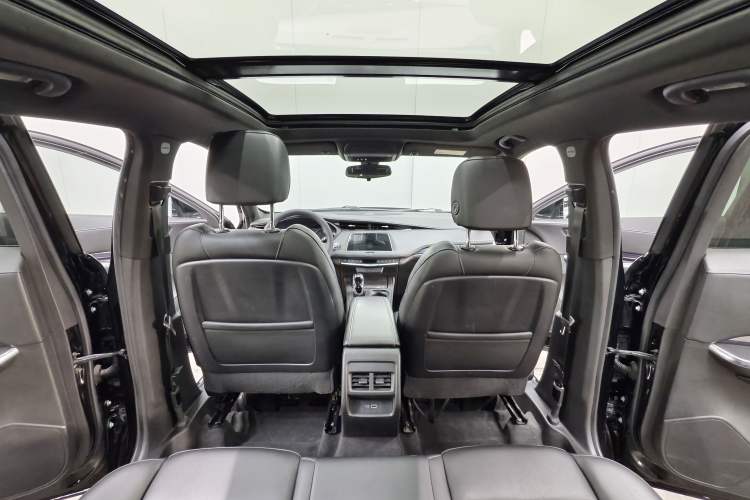 Used Cadillac XT4 2021 28T Two-Wheel Drive Tech Edition Interior 3