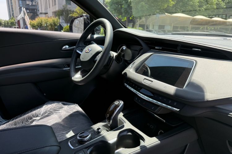 Used Cadillac XT4 2021 28T Two-Wheel Drive Luxury Version Interior 3