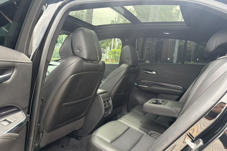 Used Cadillac XT4 2021 28T Two-Wheel Drive Tech Edition Interior 3
