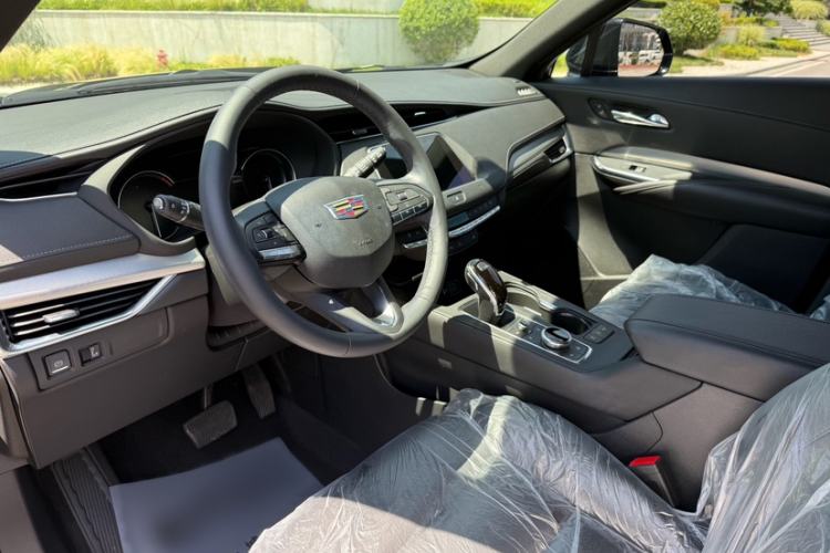 Used Cadillac XT4 2021 28T Two-Wheel Drive Luxury Version Interior 4