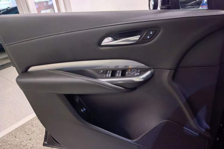 Used Cadillac XT4 2021 28T Two-Wheel Drive Leading Version Interior 8