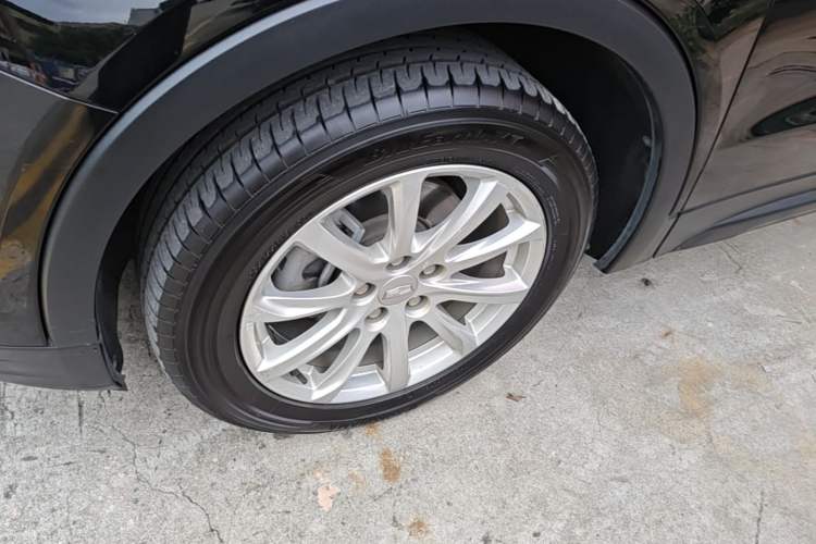 Used Cadillac XT4 2021 28T Two-Wheel Drive Tech Edition Left Front Wheel Hub