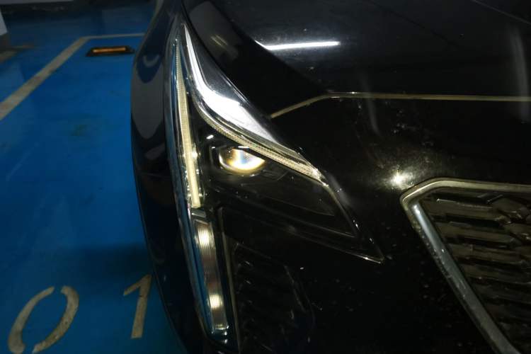 Used Cadillac XT4 2021 28T Two-Wheel Drive Tech Edition Right Front Headlight