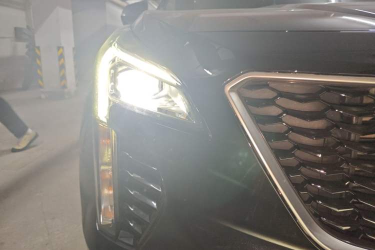 Used Cadillac XT4 2021 28T Two-Wheel Drive Tech Edition Right Front Headlight