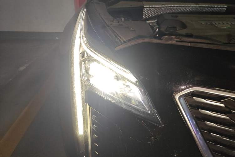 Used Cadillac XT4 2021 28T Two-Wheel Drive Luxury Version Right Front Headlight