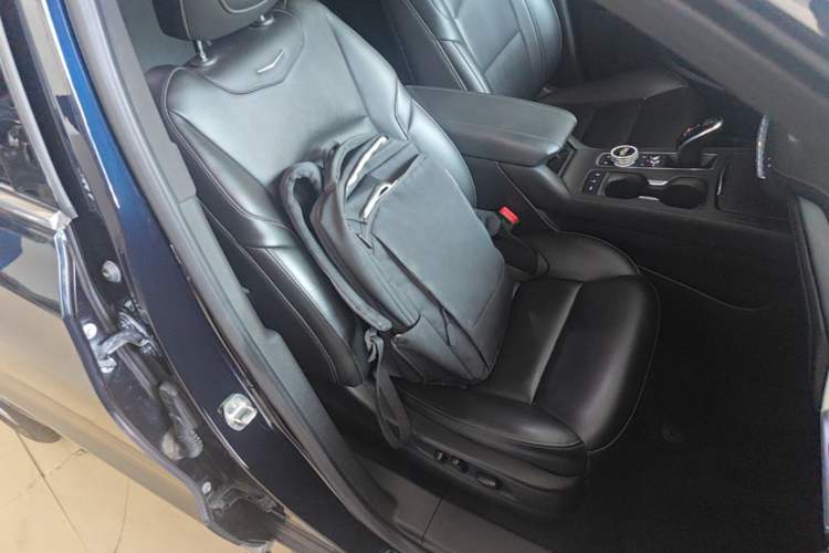 Used Cadillac XT4 2021 28T Two-Wheel Drive Luxury Version Right Front Seat