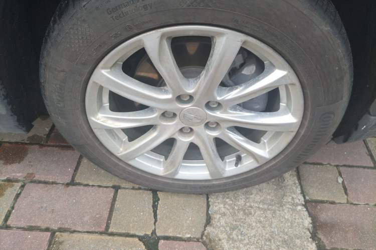 Used Cadillac XT4 2021 28T Two-Wheel Drive Tech Edition Right Front Wheel Hub