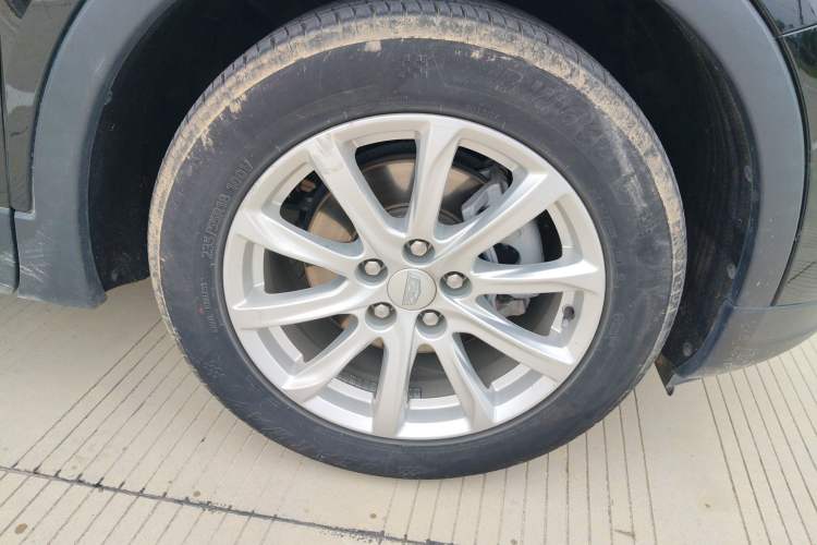 Used Cadillac XT4 2021 28T Two-Wheel Drive Tech Edition Right Front Wheel Hub
