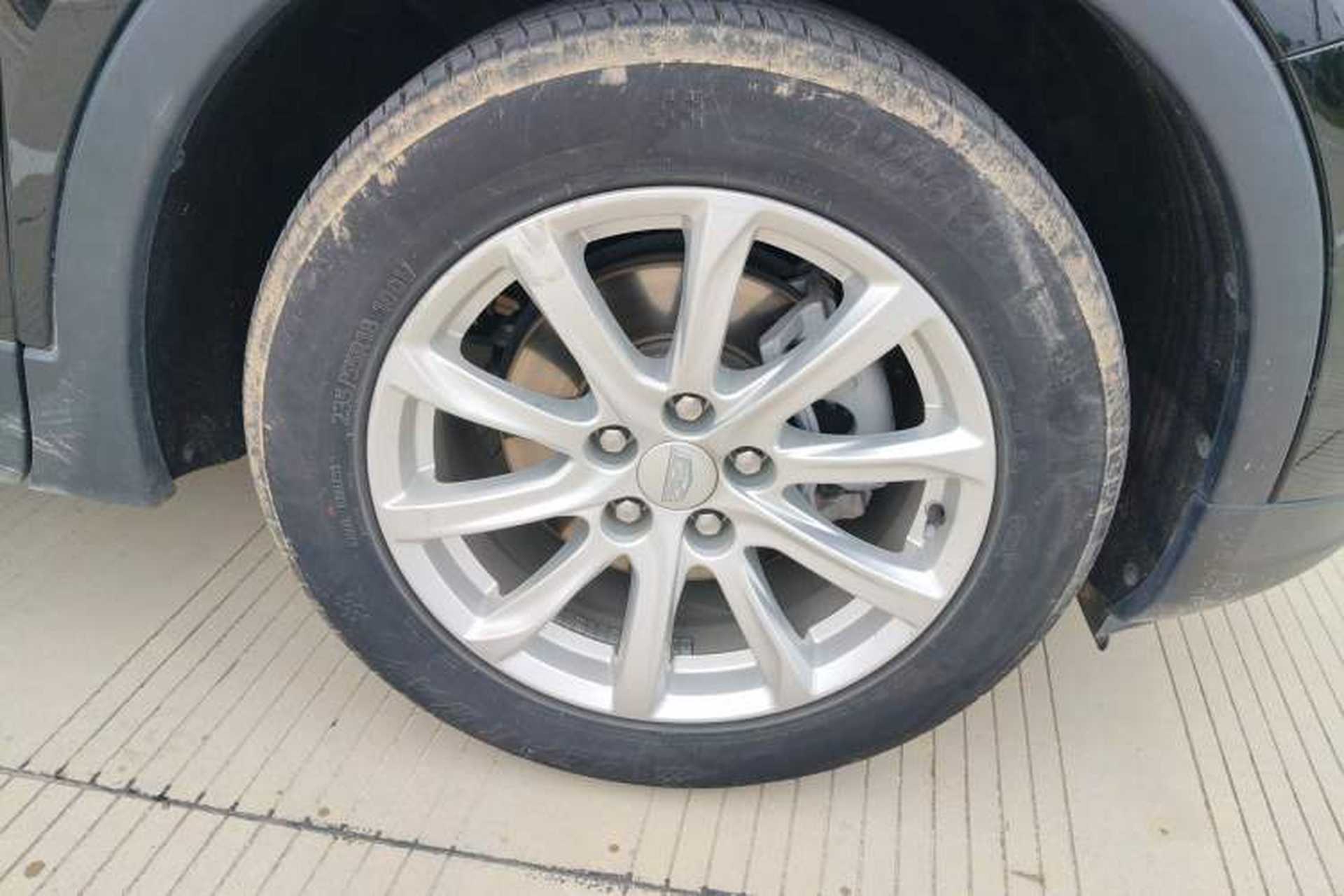 Used Cadillac XT4 2021 28T Two-Wheel Drive Tech Edition Right Front Wheel Hub