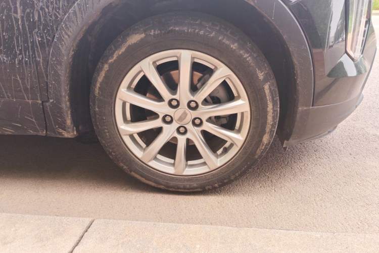 Used Cadillac XT4 2021 28T Two-Wheel Drive Tech Edition Right Front Wheel Hub