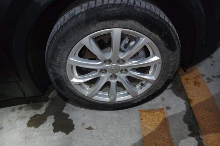 Used Cadillac XT4 2021 28T Two-Wheel Drive Tech Edition Right Front Wheel Hub