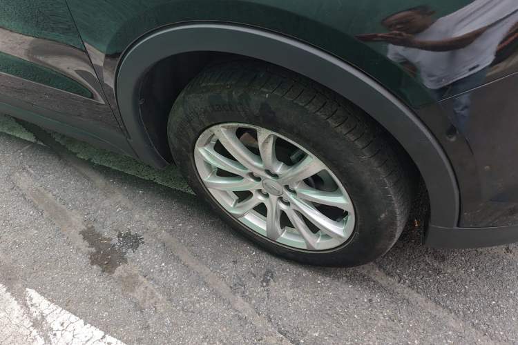 Used Cadillac XT4 2021 28T Two-Wheel Drive Tech Edition Right Front Wheel Hub