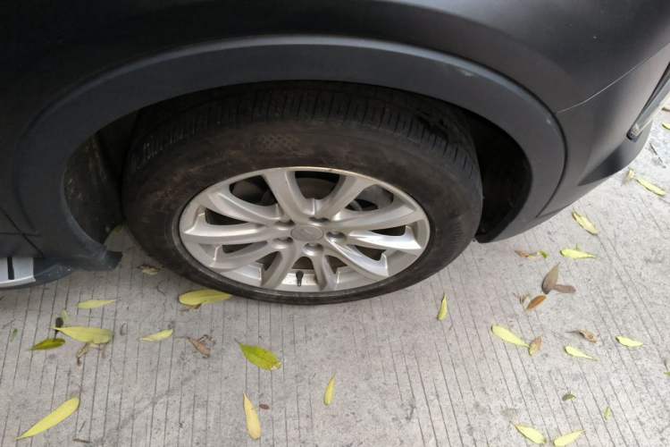 Used Cadillac XT4 2021 28T Two-Wheel Drive Tech Edition Right Front Wheel Hub