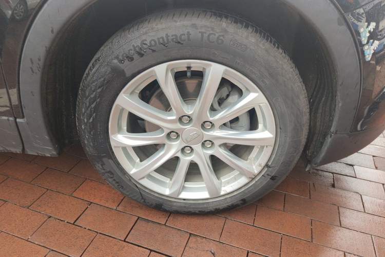 Used Cadillac XT4 2021 28T Two-Wheel Drive Tech Edition Right Front Wheel Hub