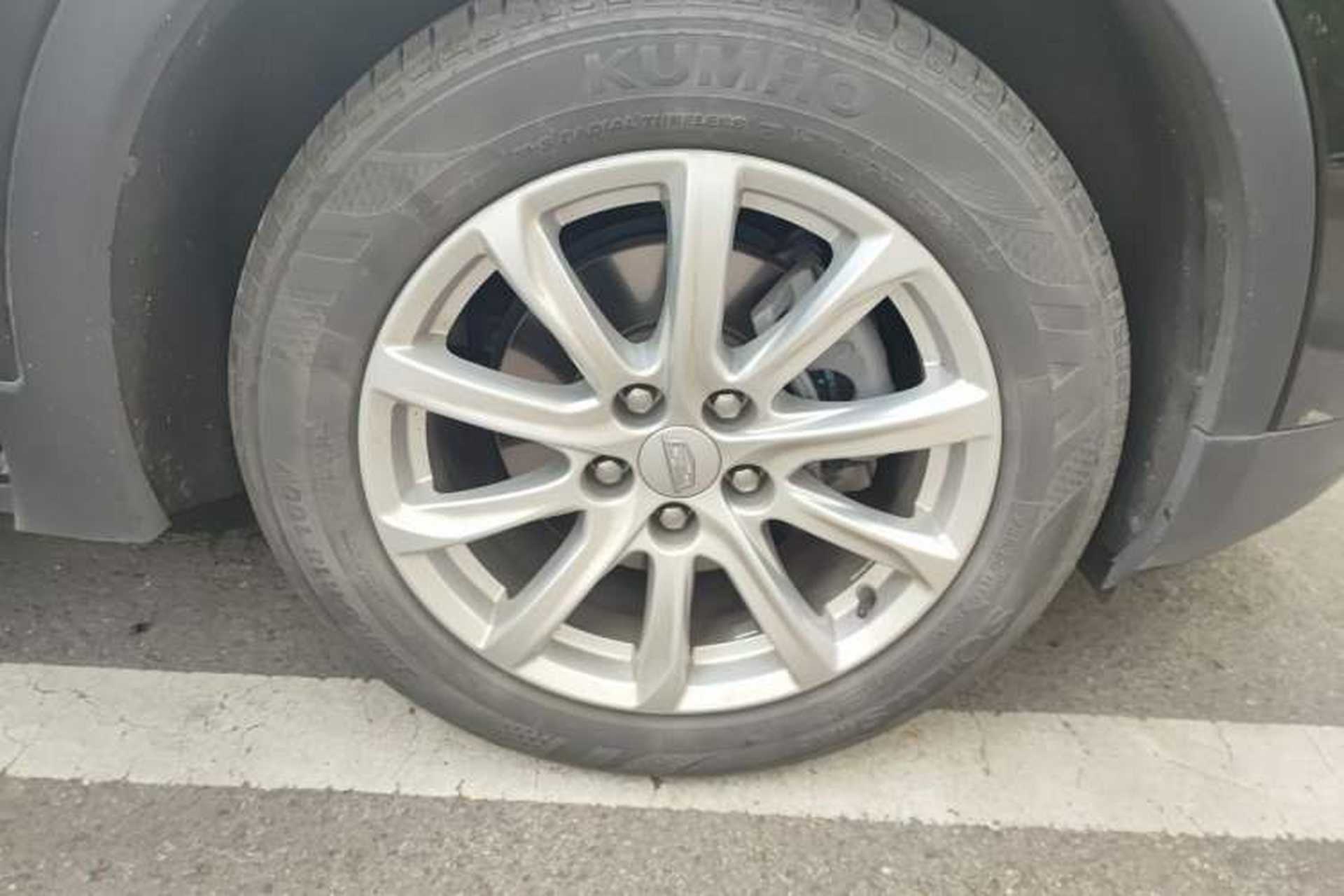 Used Cadillac XT4 2021 28T Two-Wheel Drive Tech Edition Right Front Wheel Hub