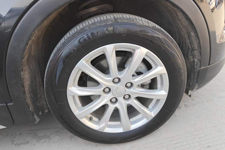 Used Cadillac XT4 2021 28T Two-Wheel Drive Tech Edition Right Front Wheel Hub