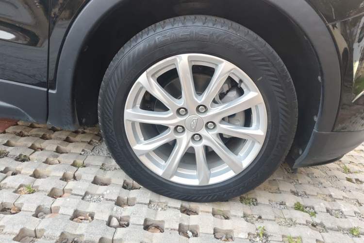 Used Cadillac XT4 2021 28T Two-Wheel Drive Tech Edition Right Front Wheel Hub
