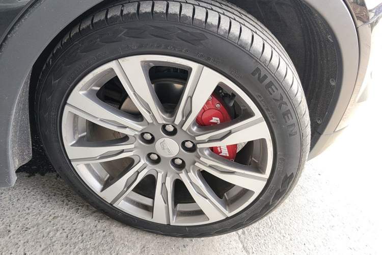 Used Cadillac XT4 2021 28T Four-Wheel Drive Platinum Edition Right Front Wheel Hub